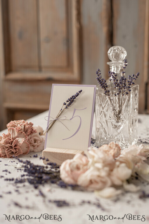 TISCHDEKORATIONSCHILDER   romantisch Zarte Flieder-Hochzeitstischnummern mit lila Schnur, handgefertigte elfenbeinfarbene und lila Hochzeitstischkarten mit Lavendel, maßgeschneiderte Boho-Blumen-Hochzeitstischdeko.