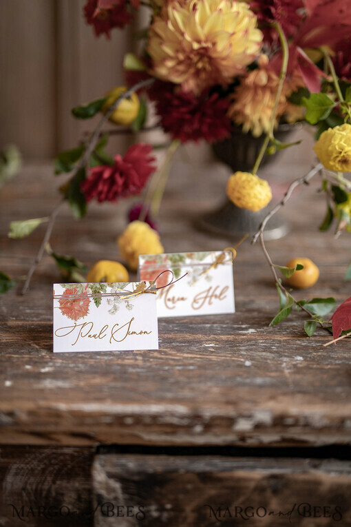 PLATZKARTEN / TISCHKARTEN  
 Boho Eleganz Bold Linie Romantische Herbsthochzeitsplatzkarten mit goldener Schnur, zarte florale Grafik, modernes Design von Hochzeitsnamensschildern, einzigartige Hochzeitsstationery, herbstliche Platzkarten.