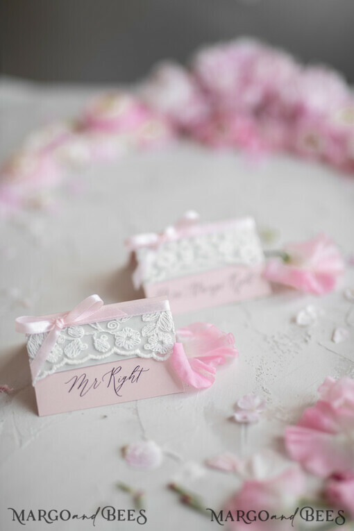 PLATZKARTEN / TISCHKARTEN  
 Spitze Romantische Spitzen Blush Pink Hochzeitsplatzkarten mit Blush Pink Band, elegante Namensschilder für Ihre Hochzeitstische, Blush Pink Hochzeitsstationery, wunderschöne Karten