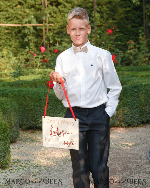 BLUMENMÄDCHEN / SEITENJUNGE SCHILDER Holz Zu spät zum Rennen, Onkel, denn hier kommt sie. Personalisierte Holzhochzeitsbeschilderung, Holzschild für den Page, Holzgraviertes Schild für das Blumenmädchen, Hochzeitsschild für das Blumenmädchen, rustikale Hochzeitsdekoration für das Blumenmädchen, Papa, hier kommt Mama, hier kommt die Braut.
