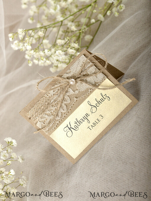 PLATZKARTEN / TISCHKARTEN  
 Rustikale Eco-Hochzeitsplatzkarten Shimmer Ecru Eco Hochzeitsplatzkarten, Rustikale Platzkarten, Spitzen- und Juteschnur-Hochzeitsnamenskarten mit Perlen-Dekor, Eco Rustikale Namensschilder, bearbeitbarer Text