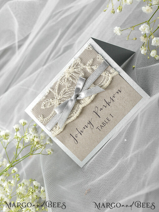 PLATZKARTEN / TISCHKARTEN  
 Rustikale Eco-Hochzeitsplatzkarten Öko- und Schimmer-Grau-Hochzeitsplatzkarten, rustikale Namensschilder, Hochzeitsplatzkarten mit Spitze und grauem Band, benutzerdefinierter Text, rustikale Hochzeitsplatzkarten, Tischkarten.