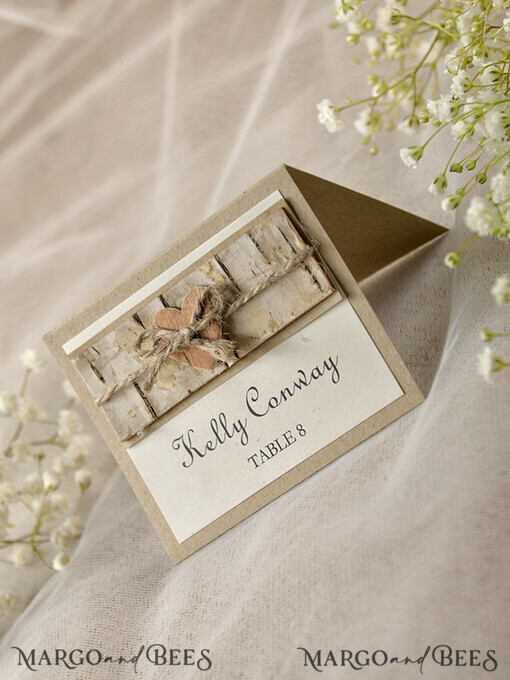 PLATZKARTEN / TISCHKARTEN  
 Rustikale Eco-Hochzeitsplatzkarten Romantische Eco-Hochzeitsplatzkarten mit Rinde und Jute-Band, braune und elfenbeinfarbene Namensschilder mit Holzherz, rustikale Hochzeitsstationery, elegante Hochzeitsplatzkarten.