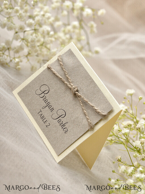 PLATZKARTEN / TISCHKARTEN  
 Rustikale Eco-Hochzeitsplatzkarten Elfenbein Eco Hochzeitsplatzkarten, Eco Graue Hochzeitsnamensschilder mit Jute-Schnur, Rustikale individuelle Hochzeitsstationery, Zarte Hochzeitsplatzkarten, Bearbeitbarer Text