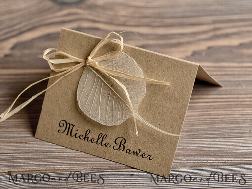 PLATZKARTEN / TISCHKARTEN  
 Rustikale Eco-Hochzeitsplatzkarten Minimalistische rustikale ökologische braune Hochzeitsplatzkarten mit Raffia-Schnur und getrocknetem Blatt, einfache Hochzeitsstationery, elegante Hochzeitsplatzkarten, rustikale Escortkarten.