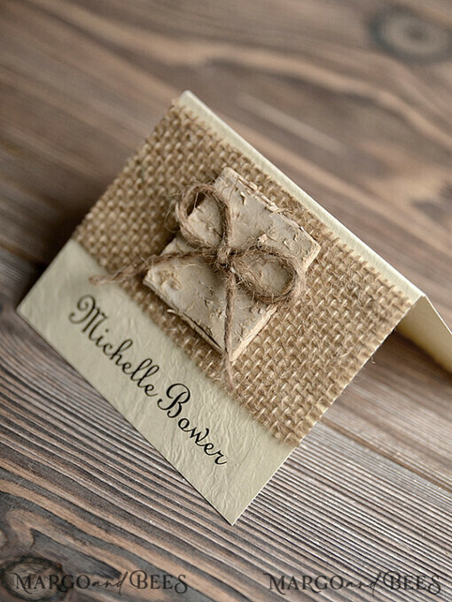 PLATZKARTEN / TISCHKARTEN  
 Rustikale Eco-Hochzeitsplatzkarten Rustikale Elfenbein-Hochzeitsplatzkarten mit natürlichem Jute, einfache Hochzeitsnamensschilder mit Juteschnur-Schleife, Birken-Dekor, elegante Hochzeitsstationery, editierbarer Text.