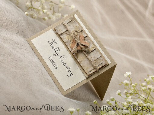 PLATZKARTEN / TISCHKARTEN  
 Rustikale Eco-Hochzeitsplatzkarten Romantische Eco-Hochzeit Platzkarten mit Rinde und Juteschnur, braune und elfenbeinfarbene Namensschilder mit Holzherz, rustikale Hochzeitsstationery, elegante Hochzeit Platzkarten