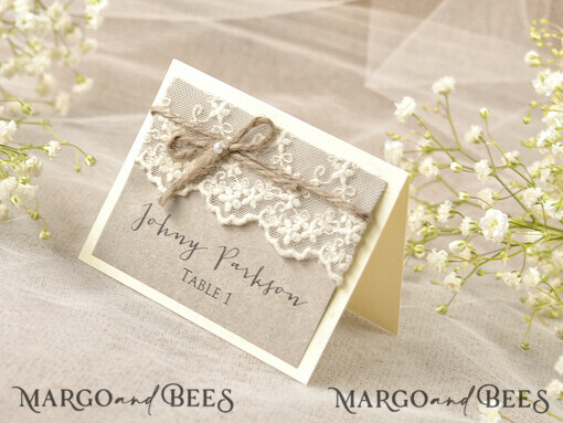 PLATZKARTEN / TISCHKARTEN  
 Rustikale Eco-Hochzeitsplatzkarten Romantische Eco-Hochzeitsplatzkarten mit elegantem weißen Spitzen und braunem Jute-Band, rustikale Hochzeitsstationery, zarte Hochzeitsplatzkarten, rustikale Begleitkarten.