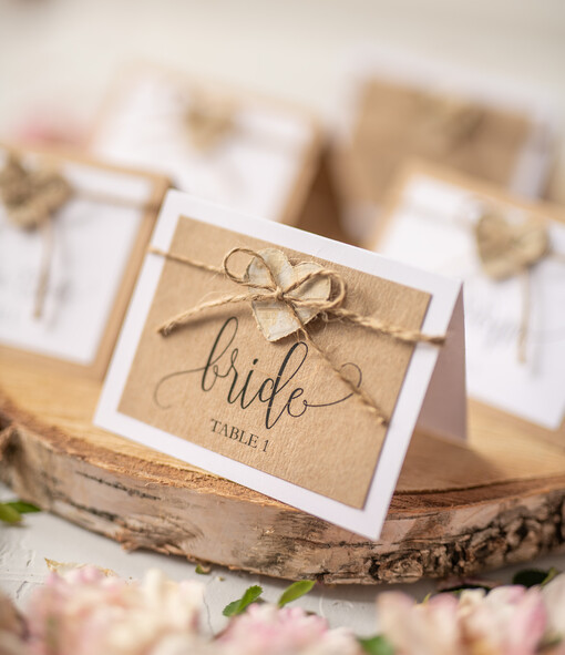 PLATZKARTEN / TISCHKARTEN  
 Rustikale Eco-Hochzeitsplatzkarten Minimalistische weiße Hochzeitsplatzkarten mit Jute-Schnur und Holzherz, rustikales Eco-Braun mit schwarzem Druck, zarte Hochzeitsnamensschilder, bearbeitbarer Text