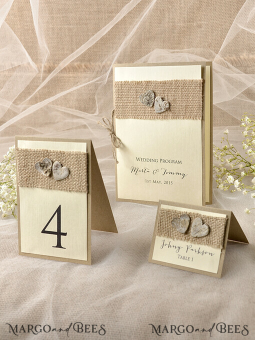 MENÜ & PROGRAMME  
 rustikal Ecru rustikales Hochzeitsprogramm mit Holzherzen, Scheunenhochzeitsprogramm, ökologisch romantische personalisierte Karten mit Jute, einfaches rustikales Spitzenhochzeitsprogramm, elegantes Heft rustikale Hochzeitskarten.