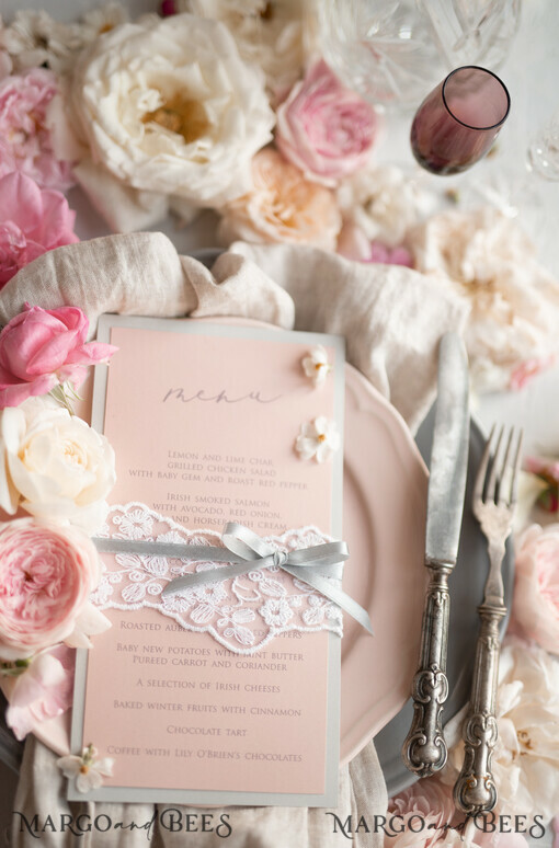 MENÜ & PROGRAMME  
 rustikal Romantisches Blush Hochzeitsmenü mit Schleife, personalisierte Menükarten aus vintage Spitze, hellgraues und blush-pink Shabby Chic Hochzeitsmenü, handgemachte Spitzen-Menükarten