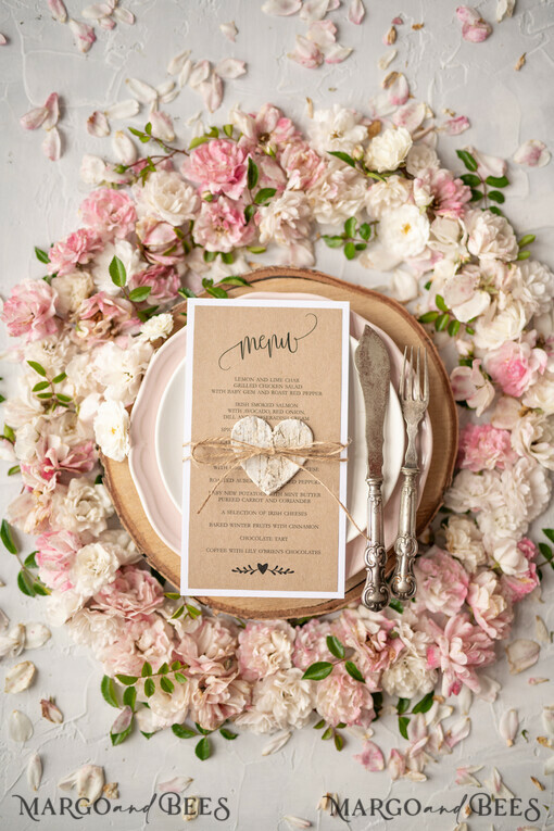 MENÜ & PROGRAMME  
 rustikal Rustikales Hochzeitsmenü mit Jute-Schnur, Hochzeitsdinner-Menü im Scheunenstil, öko-romantische personalisierte Karten mit Holzherz, Holzherz Kraft Hochzeitsmenü, einfaches rustikales Hochzeitsmenü, elegante braune Hochzeitsmenü-Karten.
