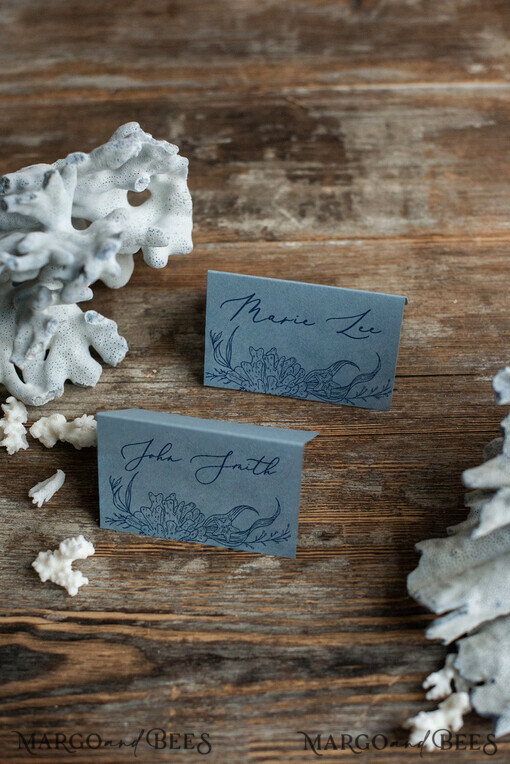 PLATZKARTEN / TISCHKARTEN  
 Strand-/Marin-/Destination Hochzeits Thema Elegante staubige blaue Hochzeitsplatzkarten, blaue Meeresnamensschilder mit marineblauer Grafik, romantische Platzschilder für Ihre Hochzeits Tische, bearbeitbarer Text Tischdekoration.