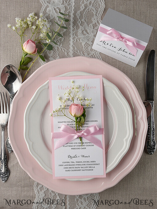 MENÜ & PROGRAMME  
 rustikal und Spitze Romantisches Blush-Pink Hochzeitsmenü mit Schleife, glamouröses minimalistisches Abendmenü mit Schleife, elegantes einfaches Partytischmenü, modernes weißes und pinkes Hochzeitsmenükarte.