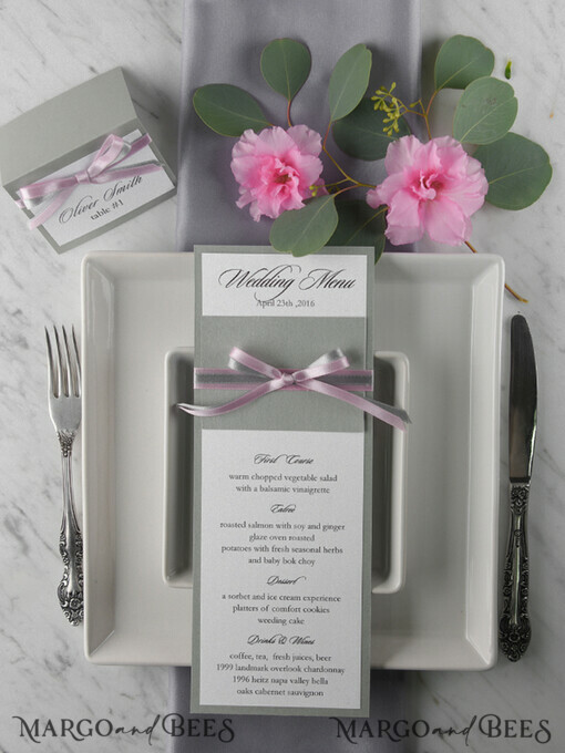 MENÜ & PROGRAMME  
 rustikal und Spitze Romantisches graues Hochzeitsmenü, elegante Menükarte mit rosa Schleife, modernes Shabby Chic Hochzeitsdinner-Menü, einfaches romantisches handgemachtes minimalistisches Hochzeitsmenü