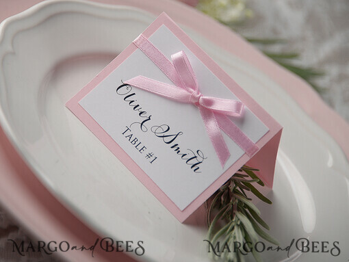 PLATZKARTEN / TISCHKARTEN  
 rustikal und Spitze Romantische weiße minimalistische Hochzeitstischplatzkarten mit pinkem Band, moderne elegante botanische Platzkarte, glamouröse Tischkarten, wunderschöne florale Hochzeitsnamensschilder.