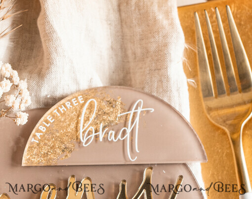 PLATZKARTEN / TISCHKARTEN  
 Acrylgold klar / Holz 3D Acrylbogen Beige Flachplatzkarte, Klare Acryl- und Gold-Flachplatzkarte, Nude Gold Plexi Flachplatzkarte, Tan Luxus Hochzeits-Tischdeko, Erdige Hochzeitsbeschilderung