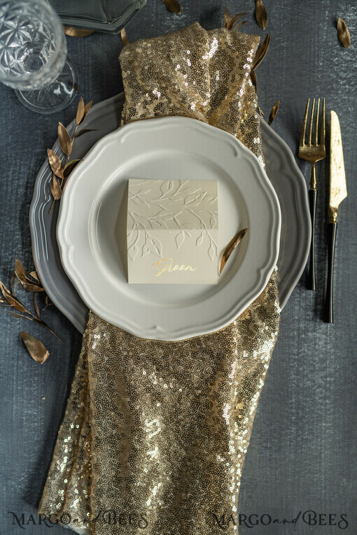 PLATZKARTEN / TISCHKARTEN  
 Luxus Premium Glitzer/ Gold/ Silber/ Roségold Elegante geprägte elfenbeinfarbene Hochzeitsplatzkarte mit goldener Schrift, zarte Namensschilder, romantische elfenbeinfarbene Hochzeitsstationery, luxuriöse Hochzeitsplatzkarten aus echtem Goldfolie.