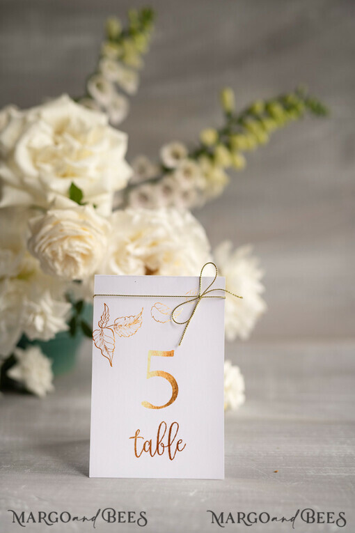 TISCHDEKORATIONSCHILDER   Glitzer Weiße florale Hochzeitstischnummern, goldene Folien-minimalistische Hochzeitstischkarten, elegante florale Tischdekoration & goldene Schnur, Glamour-Hochzeitsstationery, editierbarer Text.