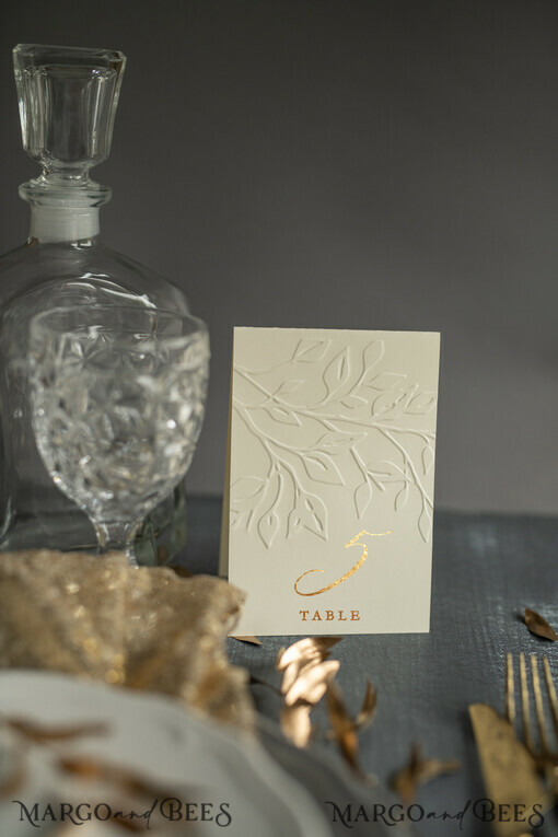 TISCHDEKORATIONSCHILDER   Glitzer Goldfolierte und floral prägte Hochzeits-Tischnummern, Letterpress Tischkarten, elegante florale Tischdekoration, glamouröse geprägte Hochzeitsstationery, bearbeitbarer Text