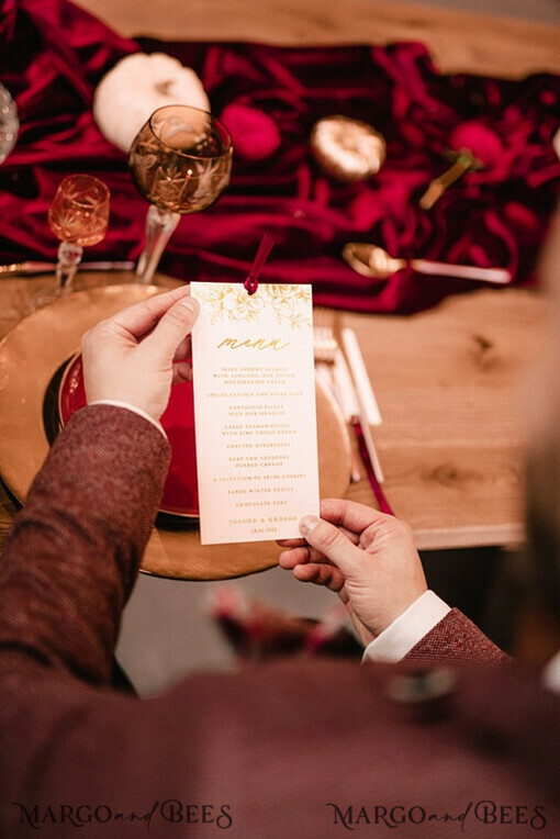 MENÜ & PROGRAMME  
 Glitzer/ Luxus Premium Luxuriöses Golden Shine Hochzeitsmenü, glamouröse handgefertigte elfenbeinfarbene Menü-Karten mit burgunderfarbenem Band, individuelles romantisches Hochzeitsmenü mit goldener Prägung und floralem Motiv.