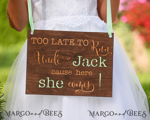 BLUMENMÄDCHEN / SEITENJUNGE SCHILDER rustikal Zu spät, um zu rennen, Onkel, denn hier kommt sie. Personalisiertes Holz-Hochzeitsschild, Holz-Schild für den Seitenjungen, Holz graviertes Schild für das Blumenmädchen, Schild für den Hochzeitstag des Blumenmädchens, rustikale Hochzeitsdekoration für das Blumenmädchen, Papa, hier kommt Mama, hier kommt die Braut.