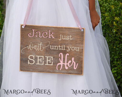 BLUMENMÄDCHEN / SEITENJUNGE SCHILDER rustikal Personalisierte Holz-Hochzeitsschild, Holz-Schild für den Seitenjungen, Holz-graviertes Schild für das Blumenmädchen, Schild für den Hochzeitstag des Blumenmädchens, rustikale Hochzeitsdekoration für das Blumenmädchen, Papa, hier kommt Mama, hier kommt die Braut.