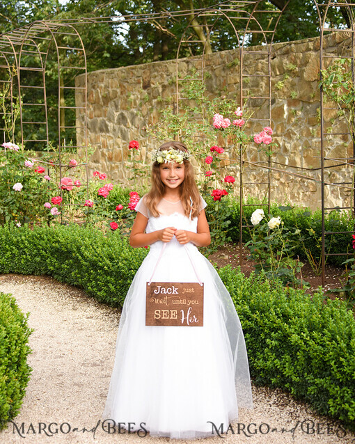 BLUMENMÄDCHEN / SEITENJUNGE SCHILDER rustikal Personalisierte Holzhochzeitsschild, Holzschild für den Page, Holzgraviertes Schild für das Blumenmädchen, Hochzeitsschild für das Blumenmädchen, rustikale Hochzeitsdekoration für das Blumenmädchen, Daddy, hier kommt Mama, hier kommt die Braut.