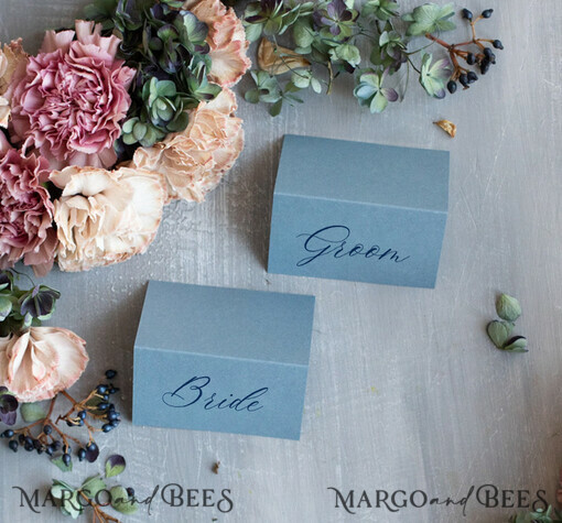 PLATZKARTEN / TISCHKARTEN  
 Romantisches Boho/ Botanisch/ Floral Staubblaues Platzkarten, Elegante Hochzeitsplatzkarten, Minimalistische Namensschilder, Luxuriöse Tischdeko, Boho Tischplatzkarten, Einfache ästhetische Namenskarten