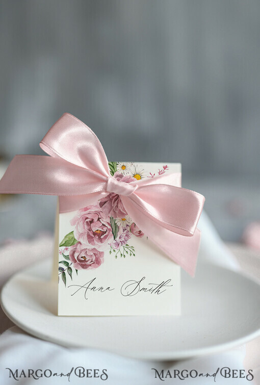 PLATZKARTEN / TISCHKARTEN  
 Romantisches Boho/ Botanisch/ Floral Romantische elfenbeinfarbene Blumen-Hochzeitsplatzkarten mit rosa Band, moderne elegante botanische Platzkarten, glamouröse Tischkarten, wunderschöne florale Hochzeitsnamensschilder.