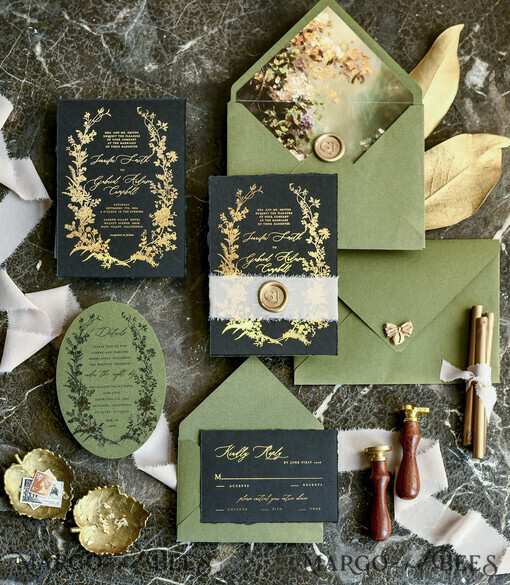 HOCHZEITS EINLADUNGEN moderne Kalligraphie / feine Kunst Salbeigrüne Fine Art Hochzeitskarten mit Blattgold, unregelmäßigen Kanten, RSVP QR-Code, Seidenband, maßgeschneiderte elegante Hochzeitssuite