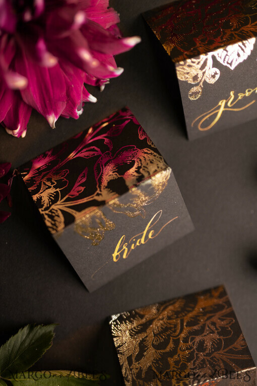 PLATZKARTEN / TISCHKARTEN  
 Kalligraphie Luxuriöse moderne schwarze Platzkarten, elegante Marsala-Platzkarten mit Golddruck, romantische Namensschilder für Ihre Hochzeits tafeln, Hochzeitskarten im kalligraphischen Stil