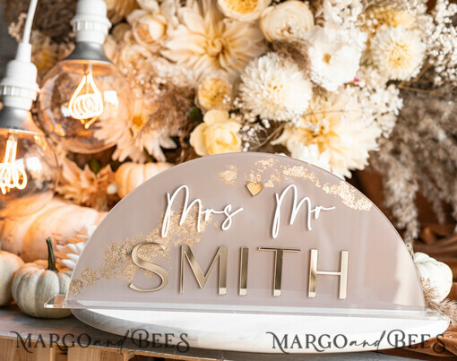 TISCHDEKORATIONSCHILDER   Acryl Tischdekoration Zahlen Acrylbogen Cappuccino Tischschild, klares Acryl und goldenes Tischschild, nude taupe gold Plexi Tischschild, tan Luxus Hochzeits Tischdekoration, erdige Hochzeitsbeschilderung goldenes Spiegel Tischschild.