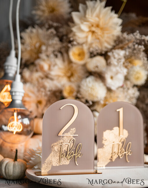 TISCHDEKORATIONSCHILDER   Acryl Tischdekoration Zahlen Acrylbogen Beige Tischnummern, klare Acryl- und goldene Tischnummern, Nude Taupe Gold Plexi Tischnummern, Tan Luxus Hochzeits Tischdekoration, Erdige Hochzeitsbeschilderung.