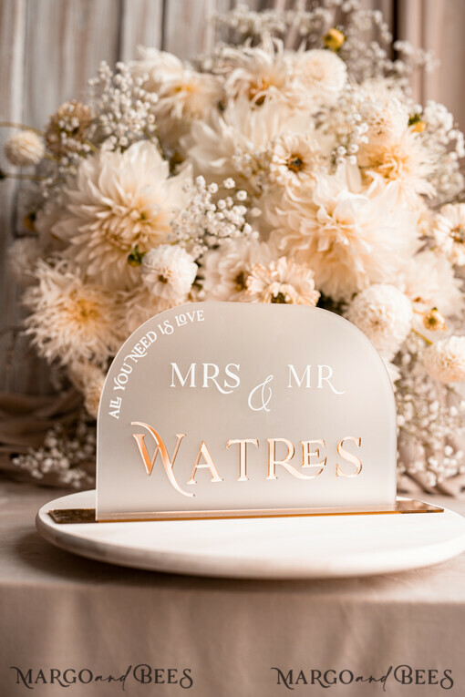 TISCHDEKORATIONSCHILDER   Acryl Tischdekoration Zahlen Acrylbogen gefrorenes Tischschild, weiße und goldene Tischschilder, goldenes 3D-Tischschild, elegante luxuriöse Hochzeitsdeko für Mr & Mrs, Glam Hochzeitsbeschilderung.
