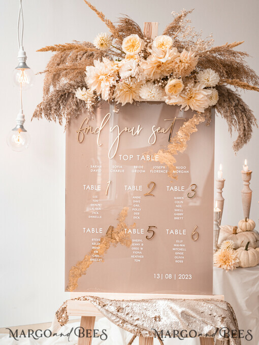 TISCHPLÄNE UND WILLKOMMENSCHILDER FÜR HOCHZEITEN Plexi Gold / Samt Elegantes klares Hochzeitsset Acryl Finde deinen Platz, personalisierter Hochzeitsbeige Tischplan, akrylklar tan transparent und golden modernes klares transparentes Sitzschema, 3D elegantes Finde deinen Platz - Sitzplan, goldener Luxus Hochzeits Tischplan, Hochzeitsdekoration mit goldenen Buchstaben - Goldene Empfangsbeschilderung - Individuelles Tan Zeremonieschild.