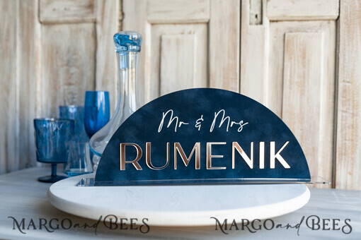 TISCHDEKORATIONSCHILDER   Samt Tischnummern und Dekoration Silberne Acryl-Top-Tisch Mr und Mrs-Schilder mit Ständer, dunkelblaue Samt-Silber-Spiegel-Tischschilder, marineblaue Silber-Plexiglas-Top-Tisch Mr und Mrs-Schilder, luxuriöse Hochzeits-Tischdekorationen Tischmittelstücke.