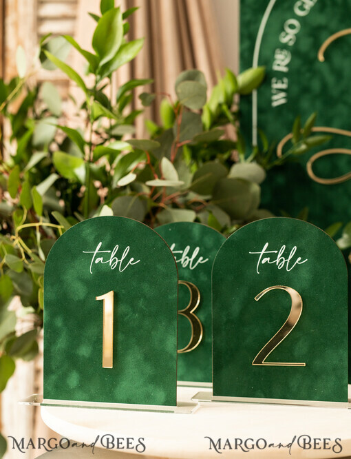 TISCHDEKORATIONSCHILDER   Samt Tischnummern und Dekoration Arch Tischnummer, Luxus grünes Samt gewölbtes Tischnummern mit Acrylständer, grüne und goldene Hochzeits Tischdekoration, 3D goldene Buchstaben, Hochzeitsbeschilderung