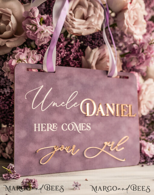 BLUMENMÄDCHEN / SEITENJUNGE SCHILDER Acrylschilder für Blumenmädchen / Ringträger Personalisierte Acryl-Hochzeitsbeschilderung, mauve Samt Page Boy-Schild, staubroségoldenes Acryl-Blumenmädchen-Schild, Pflaumen-Page-Boy-Hochzeitsschild, boh