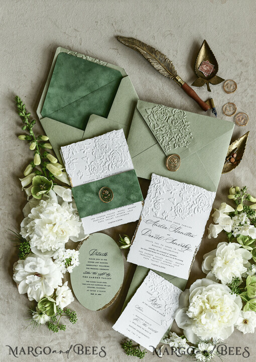 HOCHZEITS EINLADUNGEN geprägte Einladungen Maßgeschneiderte geprägte Blind Sagegrün Gold Hochzeitseinladung, Goldene Grünpflanzen geprägte Rosen Floral Hochzeitseinladung, Boho Ecru Garten geprägte Einladungssuite, Baumwollpapier Hochzeitseinladungssuite, Deckled Edge Einladungen, Zerrissene Kante Hochzeitseinladungen golden