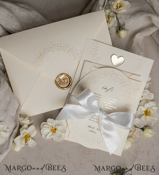 HOCHZEITS EINLADUNGEN geprägte Einladungen Feine Kunst geprägte blindes Elfenbein Gold Hochzeitskarte, goldene geprägte Rosen florale Hochzeitskarte, Boho Ecru geprägte Einladungskarte, Baumwollpapier Hochzeitskarte, mit zackigen Rändern Einladungen, abgerissene Ränder Hochzeitskarten gold.