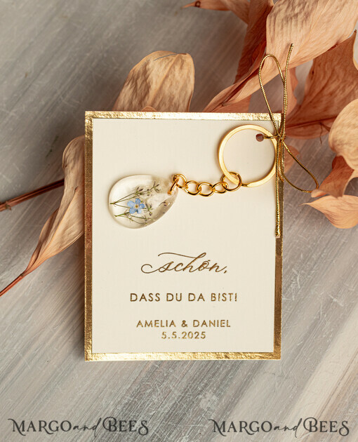 HOCHZEITSGESCHENKE Gastgeschenke Hochzeit Hochzeitsgeschenke für Gäste in großer Menge Individuelle Harz-Schlüsselanhänger mit Vergissmeinnicht und Schleierkraut-Blumen Goldene personalisierte Dankesgeschenke Tropfenförmiger Schlüsselanhänger mit vergoldeter Hardware aus Edelstahl