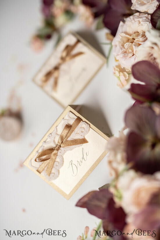 PLATZKARTEN / TISCHKARTEN  
 Spitze Elegante schimmernde goldene Platzkarten mit goldenem Band, elfenbeinfarbene Spitzen-Hochzeitsnamensschilder für Ihre Hochzeitstische, romantische Hochzeitsstationery, goldene Luxus-Platzkarten. 2/LACEE/W