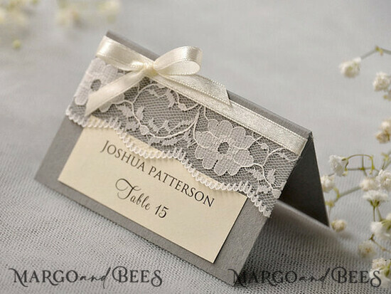 PLATZKARTEN / TISCHKARTEN  
 Rustikale Eco-Hochzeitsplatzkarten Elegante Ecru- und graue Hochzeitsplatzkarten, rustikale Namensschilder, romantische Hochzeitsplatzkarten mit Spitze und Ecru-Band, benutzerdefinierter Text, rustikale Hochzeitsplatzkarten. 002/ruw/w