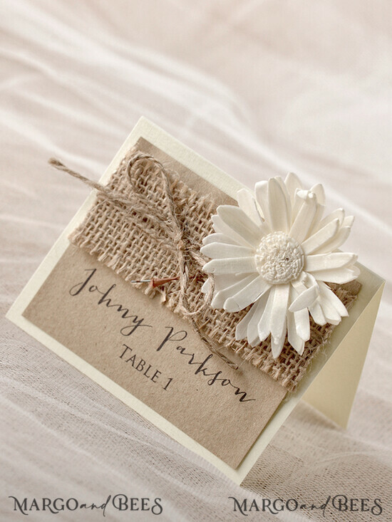 PLATZKARTEN / TISCHKARTEN  
 Rustikale Eco-Hochzeitsplatzkarten Romantische Eco Braune Hochzeitsplatzkarten, Elfenbeinfarbene Namensschilder mit weißen Blumen und Jute-Band, Rustikale Hochzeitsstationery, Elegante Hochzeitsplatzkarten, Editierbarer Text 015/rus/w