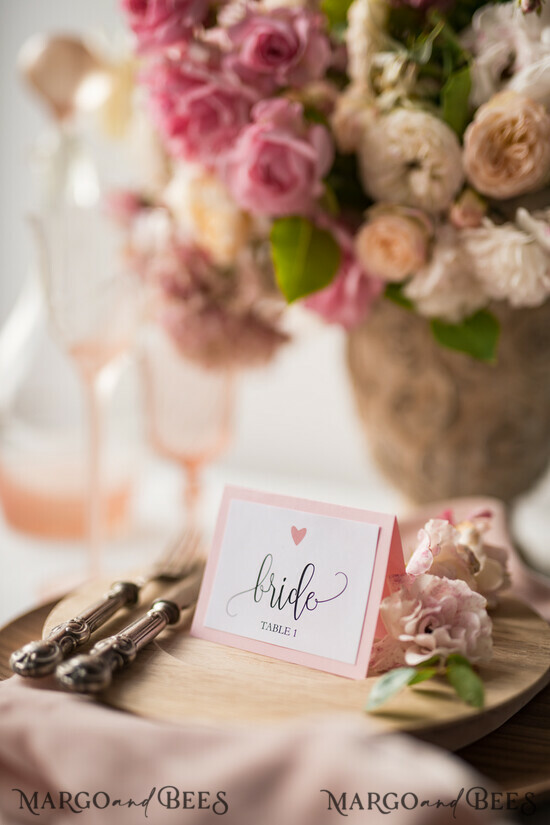 PLATZKARTEN / TISCHKARTEN  
 Rustikale Eco-Hochzeitsplatzkarten Minimalistische rosa Hochzeitsplatzkarten, rustikal weiß mit schwarzem Druck, zarte Hochzeitsnamensschilder, romantische rosa Herz-Eskortkarten, rustikale Hochzeitsdekoration. 300a/CG/w