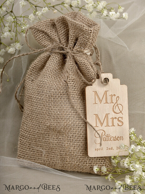 HOCHZEITSGESCHENKE Rustikale Jute-Geschenktüten mit Holzanhängern Hochzeitsgeschenke, rustikale Geschenktüten mit Holzanhängern 01/wtb/bg