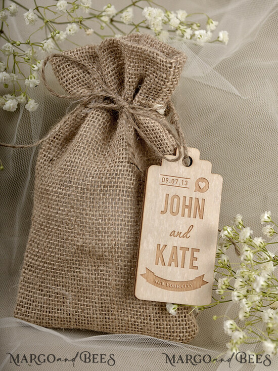 HOCHZEITSGESCHENKE Rustikale Jute-Geschenktüten mit Holzanhängern Hochzeitsgeschenke, rustikale Geschenktüten mit Holzanhängern 02/wtb/bg
