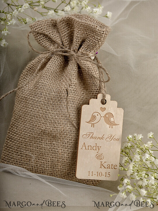 HOCHZEITSGESCHENKE Rustikale Jute-Geschenktüten mit Holzanhängern niedliche Hochzeitsgeschenk-Karten, rustikale Geschenkbeutel mit Anhängern 03/wtb/bg