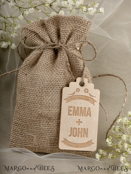 HOCHZEITSGESCHENKE Rustikale Jute-Geschenktüten mit Holzanhängern Hochzeitsdanksagungen, rustikale Jute-Geschenktüten mit Holzanhängern 04/wtb/bg